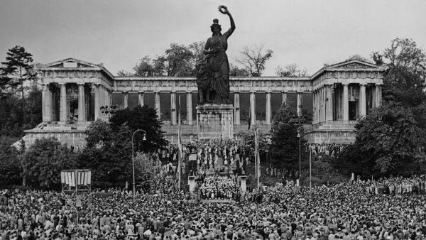 Ministerpräsident Hans Ehard im Gespräch mit Bundeskanzler Konrad Adenauer | Bayerische Hauptstaatsarchiv, Abteilung V, Bildersammlung Hans Ehard 9/1