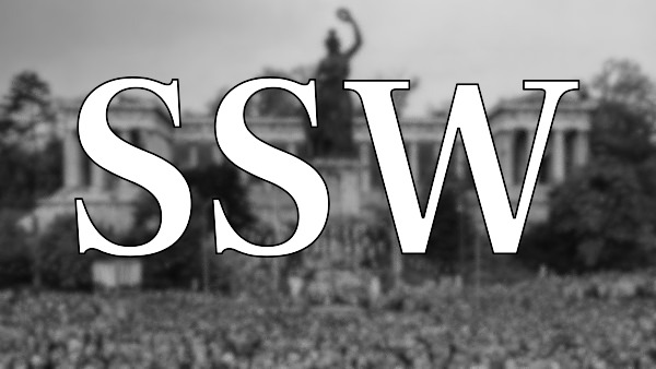 Der Schriftzug „SSW“ (für Sachschlagwörter) steht im Vordergrund. Der Hintergrund zeigt unscharf eine Versammlung vor der Bavariastatue in München.