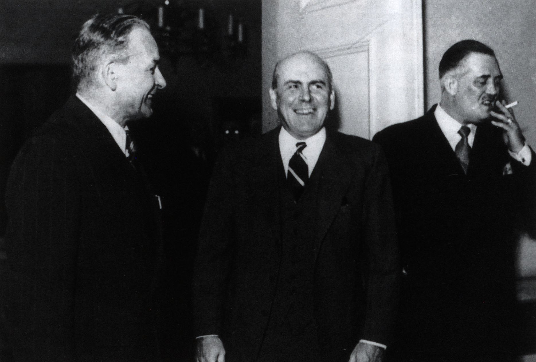 Am 6. Juni 1949 hatte der amerikanische Präsident, Harry S. Truman, John McCloy zum US High Commissioner for Germany ernannt. Nach seiner Ankunft am Dienstsitz Frankfurt am Main übernahm er am 2. Juli 1949 übergangsweise das Amt des amerikanischen Militärgouverneurs in Deutschland. Am 9. Juli 1949 traf er auf einer Informationsreise durch die US-Besatzungszone erstmals mit Ministerpräsident Ehard in München zusammen. Mit dem Inkrafttreten des Besatzungsstatuts am 21. September 1949 übernahmen die drei Hohen Kommissare gemeinsam in der Alliierten Hohen Kommission die Kontrolle über die Bundesregierung und die Regierungen der Länder. McCloy amtierte bis zum 1. August 1952 als amerikanischer Hoher Kommissar.<lb/>Am 9. Januar 1950 unterbrach er seinen achttägigen Weihnachtsurlaub in Garmisch-Partenkirchen zu einem eintägigen Besuch in der bayerischen Landeshauptstadt. In Begleitung von Landeskommissar Clarence M. Bolds führte er unter anderem ein längeres Informationsgespräch mit Ministerpräsident Ehard in der Bayerischen Staatskanzlei. Die Aufnahme zeigt von links nach rechts: Ehard, McCloy und Bolds.<lb/>Indem Ministerpräsident Ehard am Abend anläßlich des Besuchs von McCloy das in München akkreditierte Konsularische Korps zu einem Staatsempfang in das Prinz-Carl-Palais bat, wertete er den informellen Besuch McCloys ganz im Sinne des staatlichen Selbstverständnisses Bayerns protokollarisch auf.<br/>Nachweis: Bayerisches Hauptstaatsarchiv, Abteilung V, NL Ehard 754