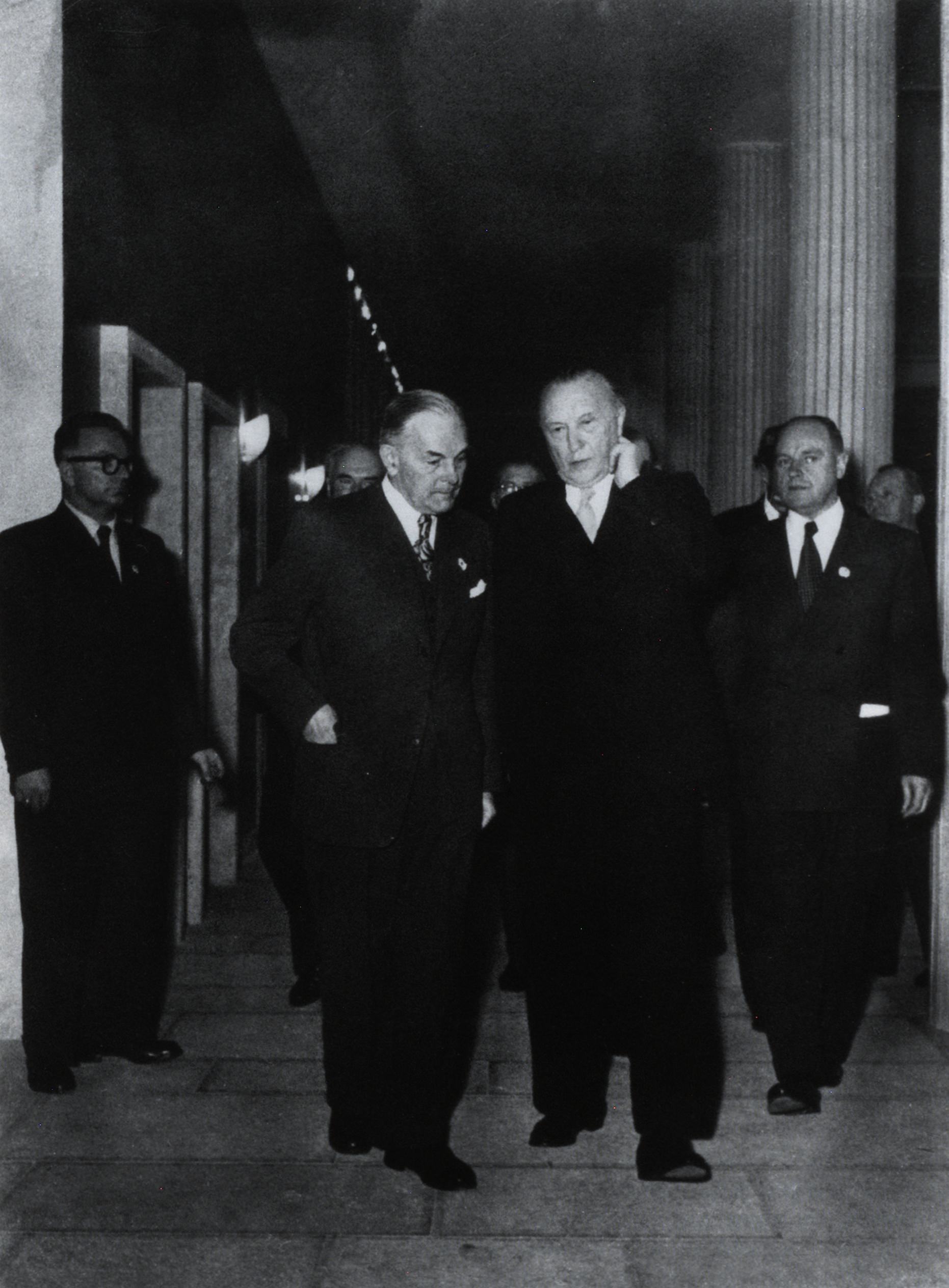 Ministerpräsident Hans Ehard im Gespräch mit Bundeskanzler Konrad Adenauer. Photographie unbekannten Aufnahmedatums, wahrscheinlich erste Hälfte der 50er Jahre.<br/>Nachweis: Bayerisches Hauptstaatsarchiv, Abteilung V, Bildersammlung Hans Ehard 9/1