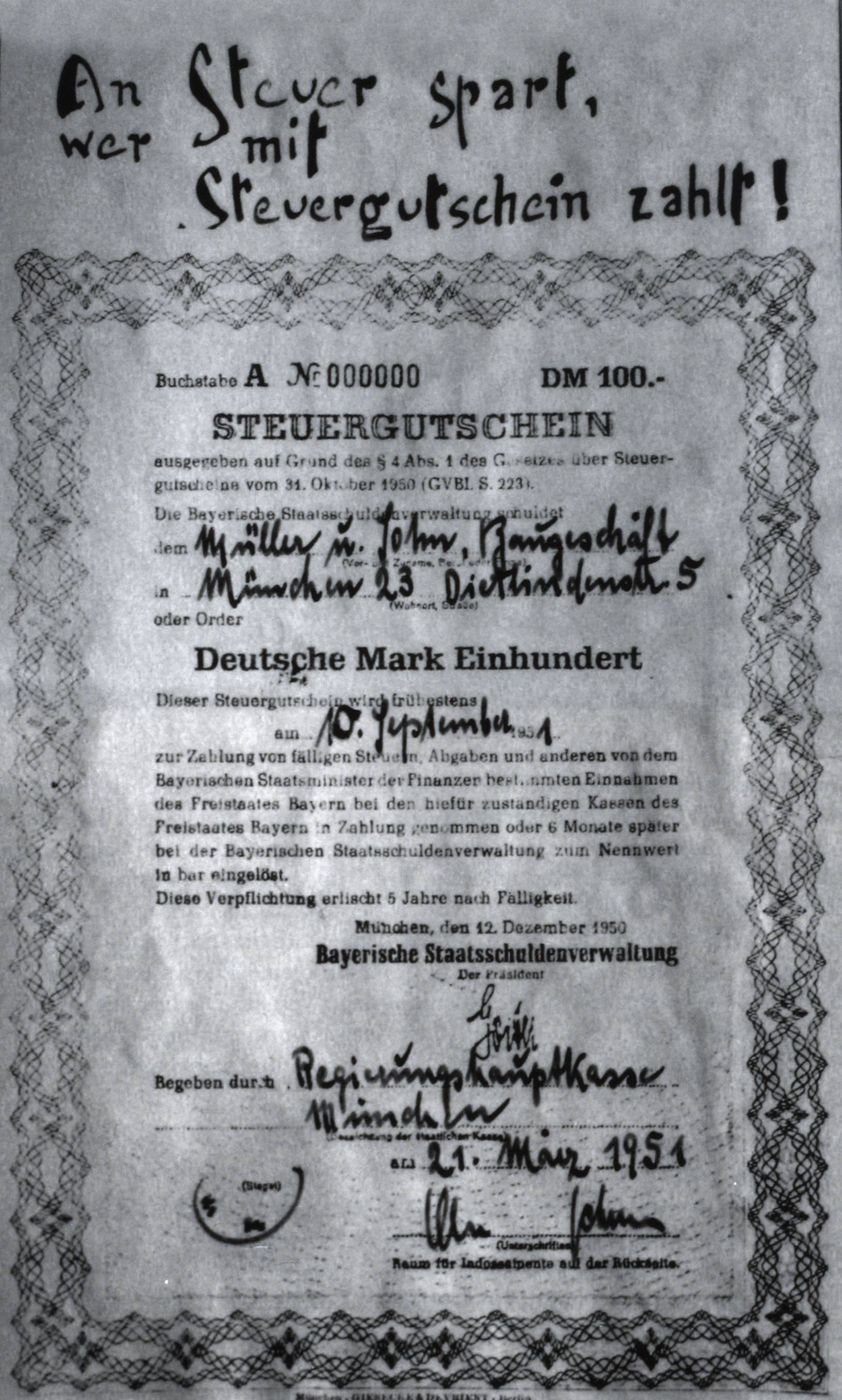 Muster eines Steuergutscheins, wie er von der Staatsregierung ab 1951 auf Grundlage des Gesetzes über Steuergutscheine vom 31. Oktober 1950 ausgegeben wurde. Angesichts der äußerst angespannten Haushaltslage der Freistaates im Jahre 1950 sowie der Unmöglichkeit, zur Finanzierung des außerordentlichen Haushalts mittel- und langfristige Kredite aufzunehmen, entschloß sich die Staatsregierung – gegen den finanzpolitischen Rat und gegen das Votum der Landeszentralbank – zur Einführung von Steuergutscheinen. Die Steuergutscheine galten bei halbjähriger Laufzeit als Zahlungsmittel für Leistungen und Lieferungen an den Staat, bei Gewährung staatlicher Darlehen oder sonstigen Erwerbungen des Staates. Steuergutscheine konnten auch gegen Barzahlung erworben werden. Mit dem Instrument der Steuergutscheine sicherte der Freistaat sich eine kurzfristige kreditmäßige Vorfinanzierung staatlicher Ausgaben.<br/>Nachweis: Bayerisches Staatsministerium der Finanzen, Akt AZ S 1971