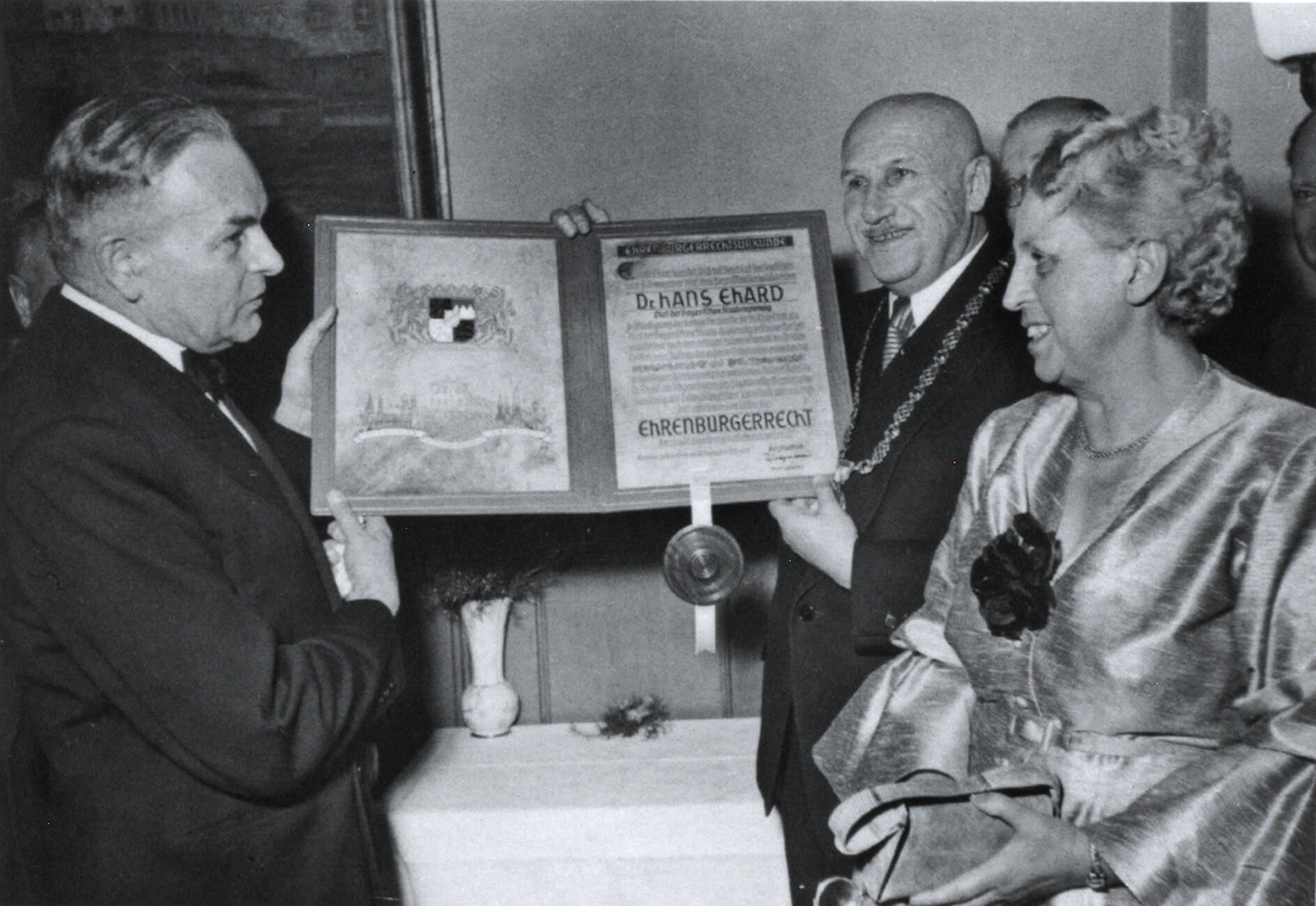 Verleihung der Ehrenbürgerschaft an Hans Ehard in Bamberg am 11. Januar 1953 anläßlich des 65. Geburtstages des Ministerpräsidenten am 10. November 1952. In der Mitte der von 1945 bis 1958 amtierende Bamberger Oberbürgermeister Luitpold Weegmann (1885 - 1966) von der CSU, rechts Ehards Ehefrau Annelore (1891 - 1957)<br/>Nachweis: NL Ehard 804.