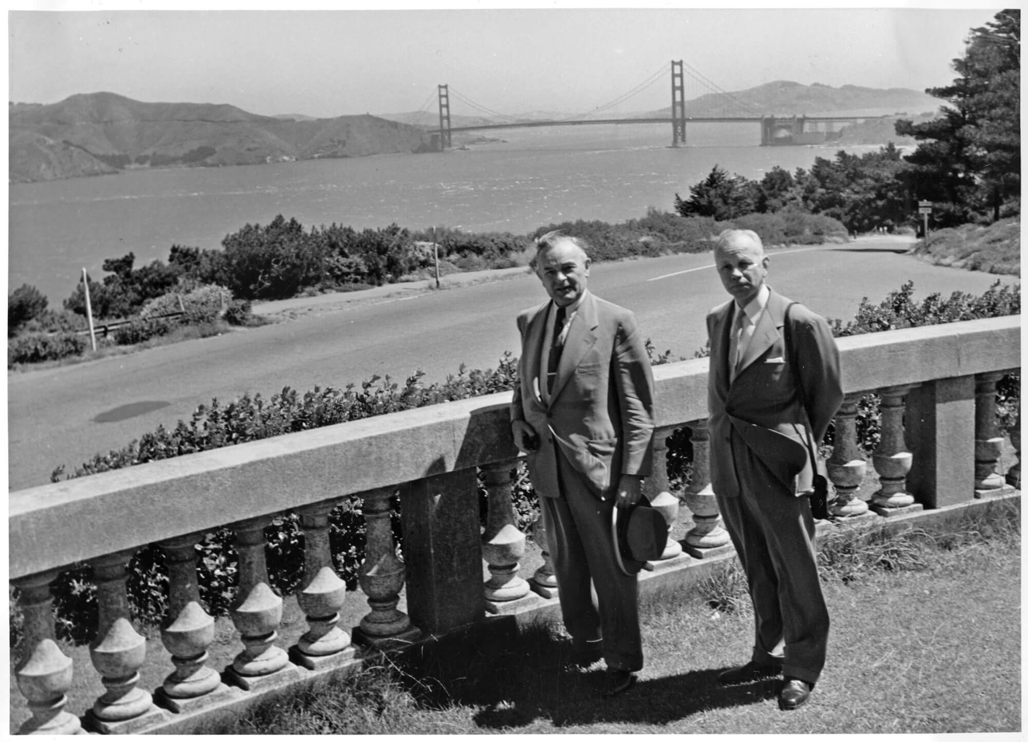 Ministerpräsident Hans Ehard und der Referent für Besatzungsangelegenheiten in der Staatskanzlei, Helmuth Penzel, vor der Golden Gate Bridge in San Francisco. Nachdem Bundeskanzler Adenauer vom 7. bis 19. April 1953 seinen ersten offiziellen Nordamerika-Besuch in den USA und in Kanada absolviert hatte, bereiste zwischen dem 15. Juni und 17. Juli 1953 auch der Bayersiche Ministerpräsident in Begleitung seiner Frau Annelore und seines Staatskanzlei-Mitarbeiters die Vereinigten Staate<br/>Nachweis: NL Ehard 808