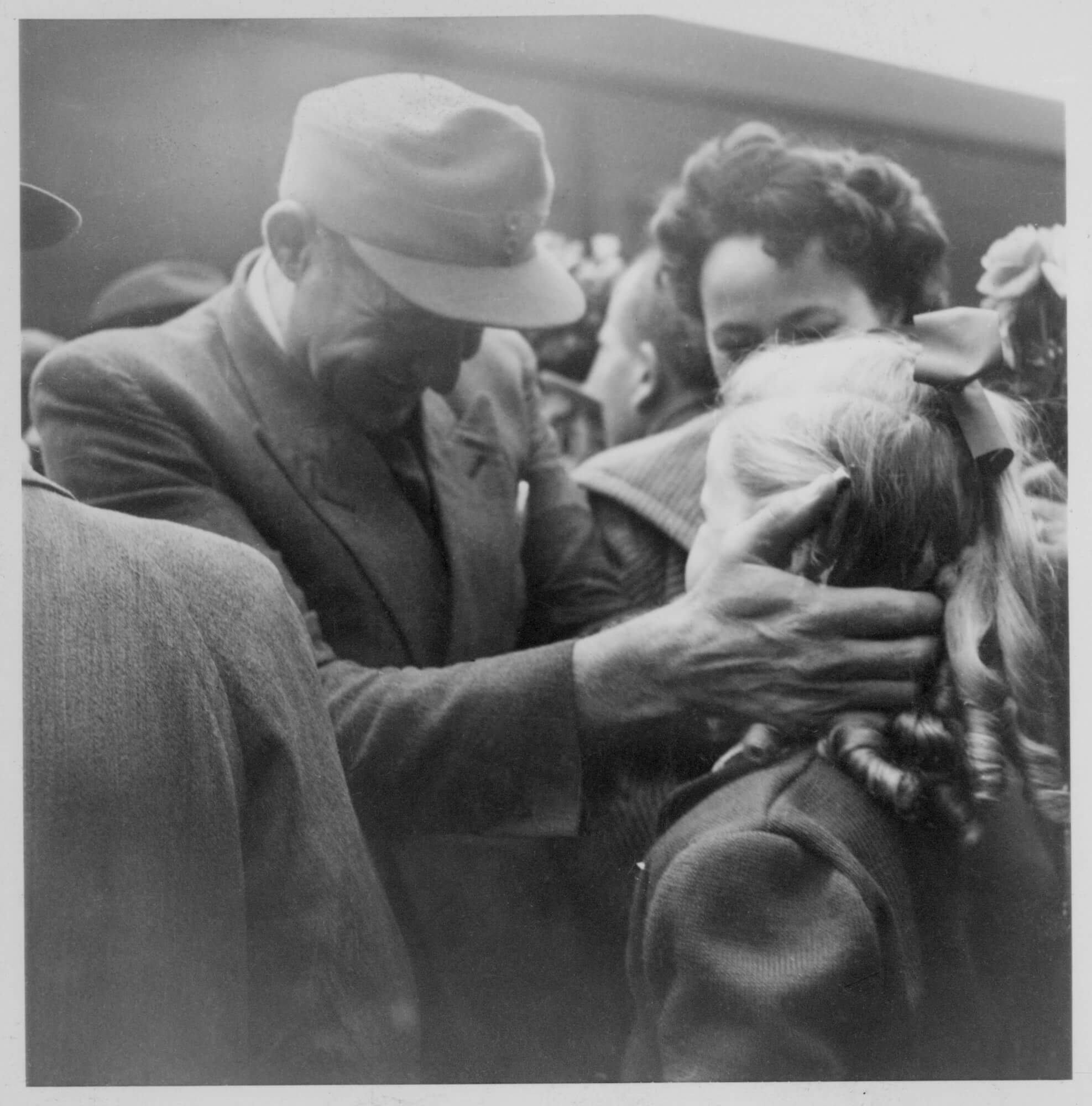 Ankunft von Heimkehrern aus russicher Kriegsgefangenschaft am Münchner Hauptbahnhof, 29. September 1953. Etwa 20 Kriegsheimkehrer wurden auf Beschluß des Ministerrats vom oberbayerischen Regierungspräsidenten Johann Mang, dem Leiter der Protokollabteilung der Staatskanzlei, Philipp Frhr. von Brand sowie Vertretern des Staatsministeriums des Inneren empfangen. Der Ministerrat behandelte im Zusammenhang mit der Kriegsgefangenenfrage im Jahre 1953 bei anderer Gelegenheit auch die Bewilligung zusätzlicher Unterstützungsgelder an Kriegsheimkehrer sowie die Vereinfachung des Entnazifizierungsverfahren für ehemalige Kriegsgefangene.<br/>Nachweis: Stadtarchiv München FS-NK-STL 063.