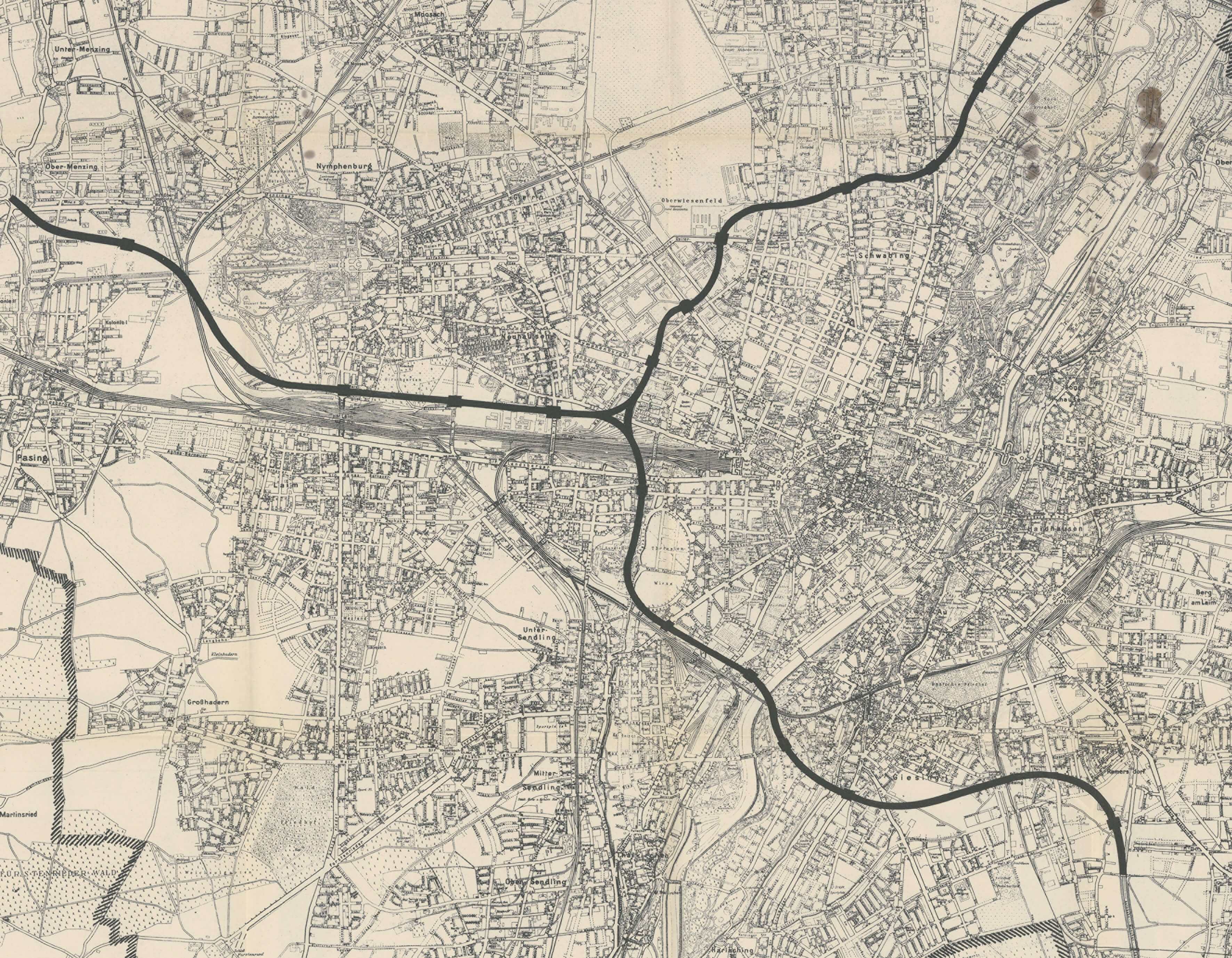 Ausschnitt eines Stadtplans von München von 1954 mit dem Eintrag der geplanten Zusammenführung der drei auf die Landeshauptstadt zulaufenden Autobahnen im Münchner Innenstadtbereich. Im Ministerrat vom 16. Juni 1954 präsentierten Vertreter der Stadt München den Regierungsmitgliedern den Plan, die von Augsburg, Nürnberg und Salzburg kommenden Bundesautobahnen in der Nähe des Münchner Hauptbahnhofes auf einem Areal zwischen der Donnersberger- und der Hackerbrücke in einem großen Verkehrsdreieck zu verbinden. Diese sogenannte „Sternlösung“ sollte die seit den 1930er Jahren existierenden Planungen für einen Autobahnring um München ersetzen. Nach dem Vorbild der US-amerikanischen autogerechten urbanen Verkehrsplanung war vorgesehen, die Verbindung der drei Autobahnen durch Verlängerungsstrecken auf jeweils rund 14 km langen Spannbeton-Hochtrassen in mehreren Metern Höhe quer durch den Münchner Innenstadtbereich herzustellen. Diese „Sternlösung“ blieb bis zum Jahre 1958 in der Diskussion, bevor der Münchner Stadtrat aus Kosten- und Planungsgründen Abstand hiervon nahm und sich im Sinne einer Sofortlösung für den Bau des Mittleren Rings entschied. <br/>Nachweis: NL Ehard 1120.