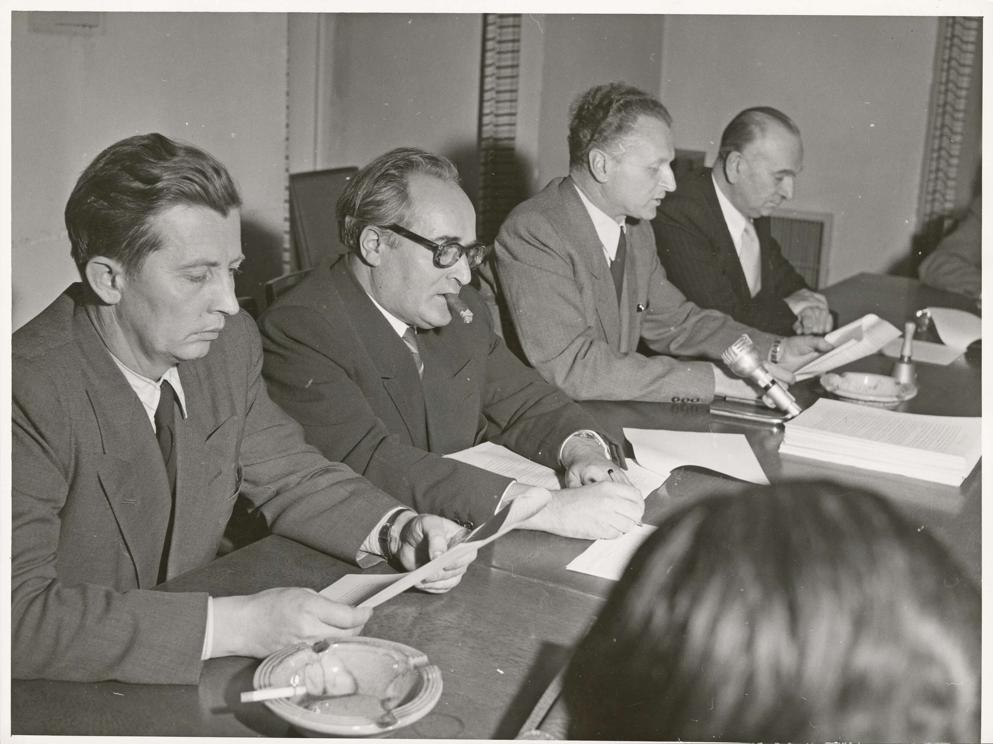 Die Verkündigung des Arbeitsprogramms der künftigen Regierung durch die Verhandlungsbevollmächtigten der vier Koalitionsparteien im Münchner Maximilianeum am 10. Dezember 1954. Von links nach rechts: Der bisherige Staatssekretär und künftige Arbeitsminister Walter Stain (BHE), der künftige Landwirtschaftsminister Joseph Baumgartner (BP), der SPD-Fraktionsvorsitzende Waldemar v. Knoeringen und der künftige Wirtschaftsminister Otto Bezold (FDP).<br/>Nachweis: StK-Fotos 108