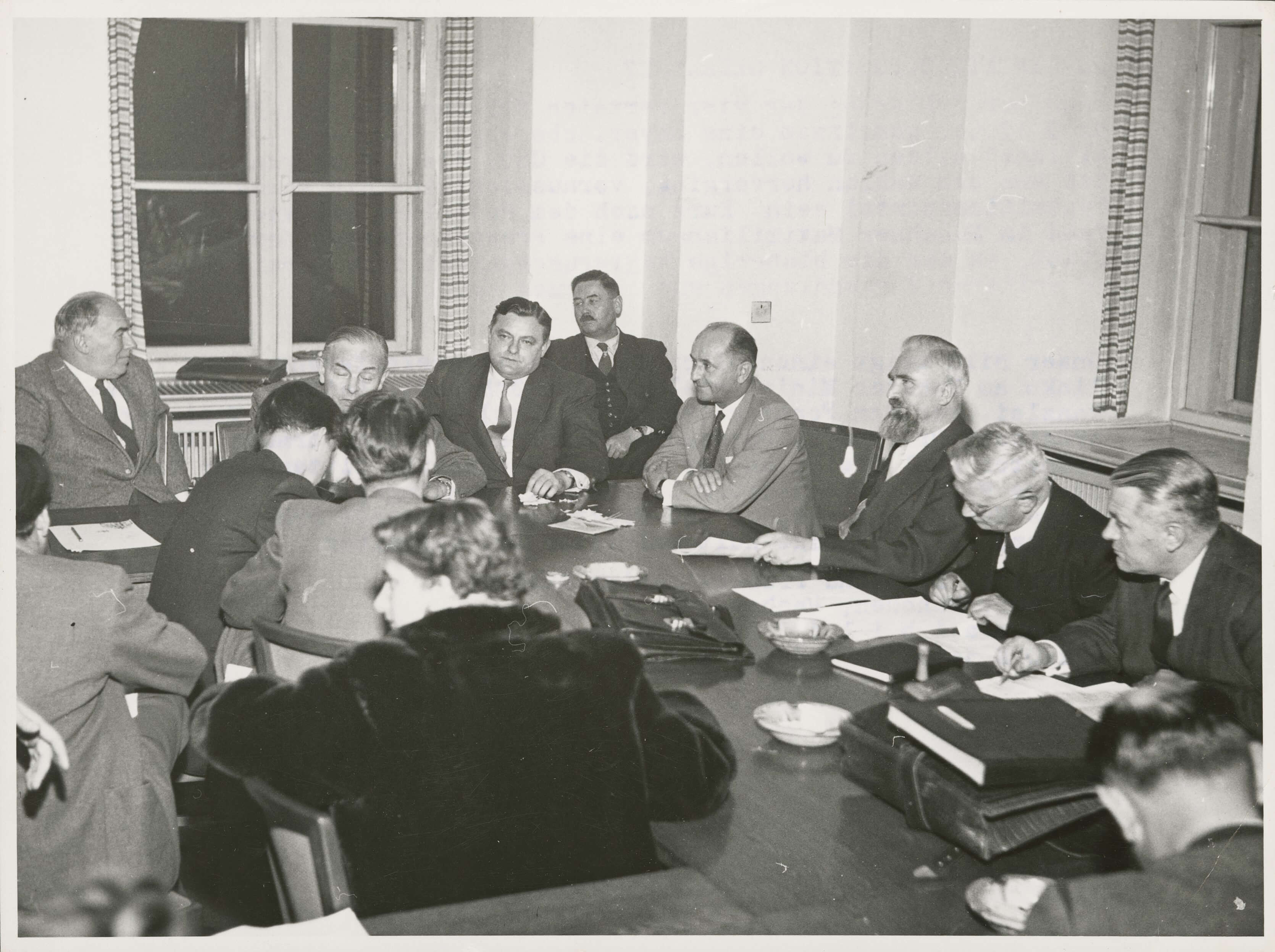 Das faktische Ende des Koalitionspokers. Nach Bekanntgabe der Einigung der vier Parteien SPD, BP, BHE und FDP über die Bildung einer neuen Regierungskoalition lädt die bisherige Regierungspartei CSU am 9. Dezember 1954 zu einer Pressekonferenz im Münchner Maximilianeum, auf der nochmalig aber vergebens die Bereitschaft zu weiteren Koalitionsverhandlungen bekräftigt wurde. Von links nach rechts: Der Leiter der Staatskanzlei Karl Schwend, Ministerpräsident Hans Ehard, der Bundesminister für besondere Aufgaben und CSU-Landesgruppenchef im Deutschen Bundestag, Franz-Josef Strauß, der Landtagsabgeordnete Karl Greib, Wirtschaftsminister Hanns Seidel, Landtagspräsident Alois Hundhammer, der CSU-Fraktionsvorsitzende Georg Meixner und Kultusminister Josef Schwalber.<br/>Nachweis: StK-Fotos 163